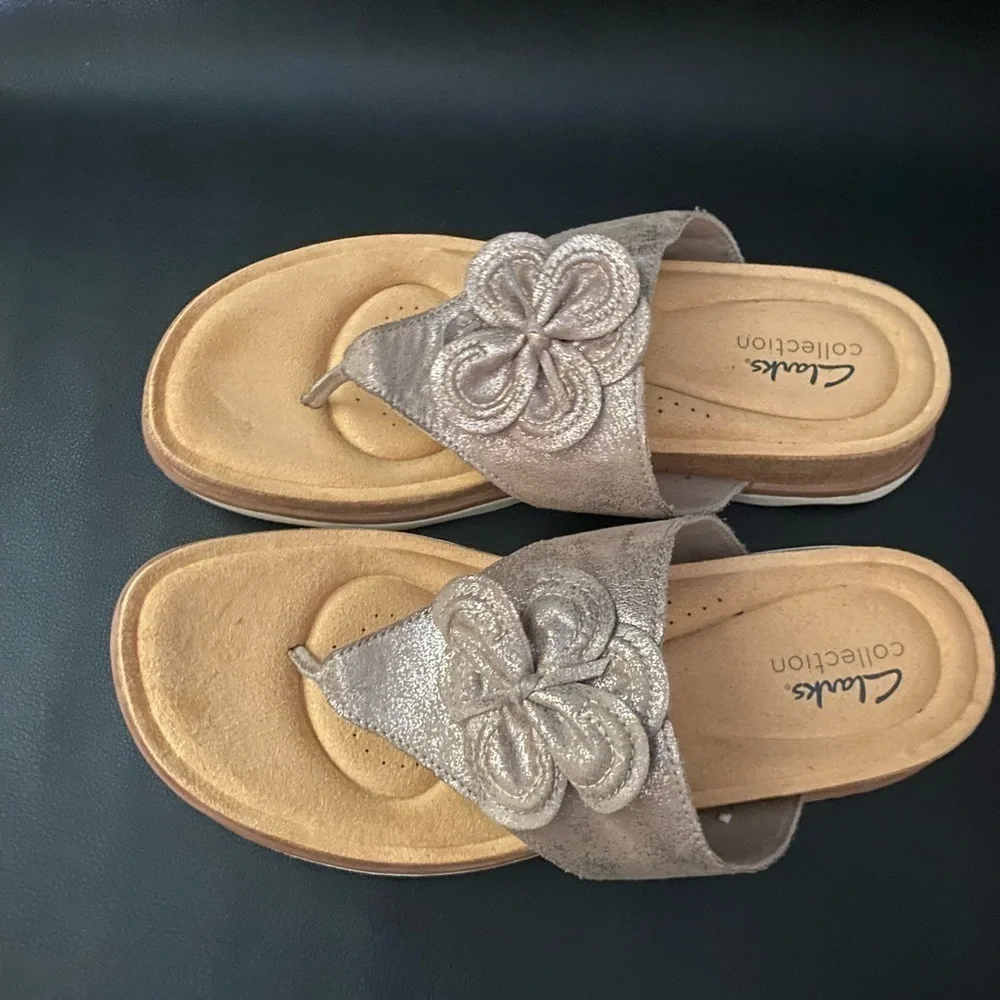 Clarks Collection taupe metallic women’s thongs shoe size 8.5M - Picture 4 of 7